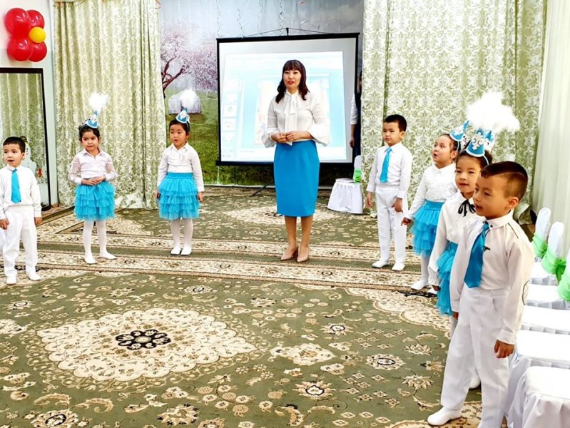 Жас қыздар жақыннан мастурбация жасайды